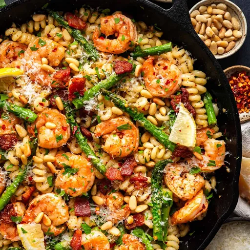 Pasta con gambas y espárragos