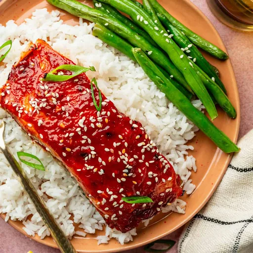 Spicy salmon temaki
