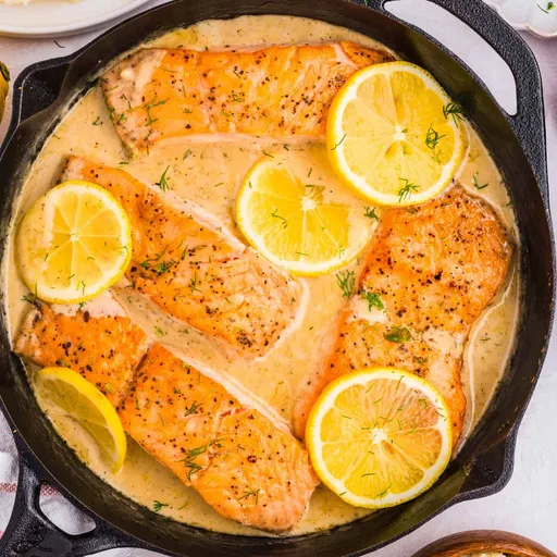 Salmón con salsa cremosa de limón y eneldo (comida en 15 minutos)