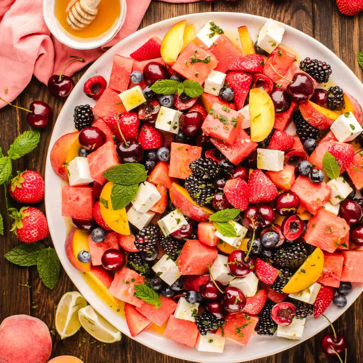 Ensalada de sandía con feta y aderezo de miel y lima