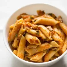 Penne Rigate con boloñesa de champiñones vegana