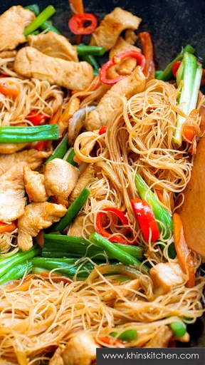 Salteado de pollo y fideos de arroz
