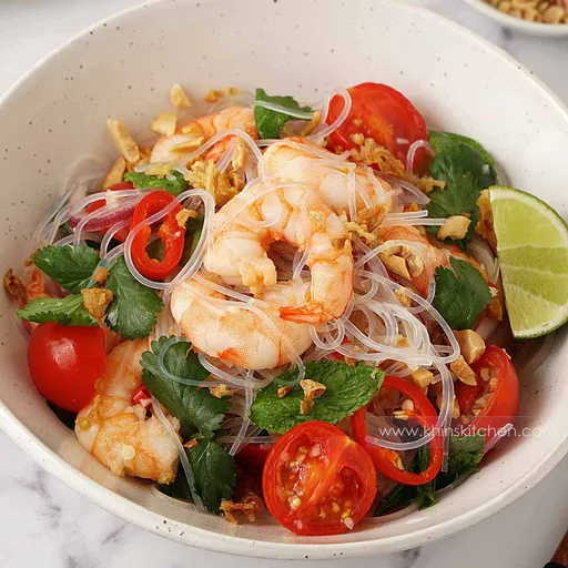 Ensalada de langostinos con aderezo asiático