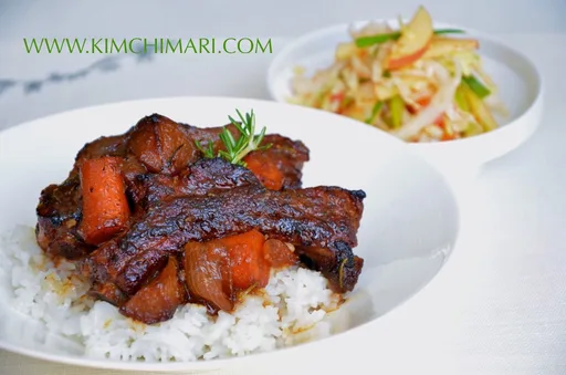 Costillas de cerdo estofadas a la manzana y soja