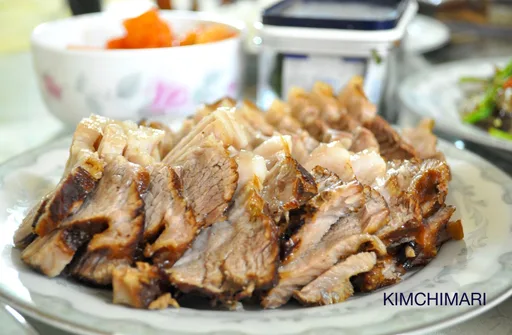 Panceta de cerdo cocinada con cebollas