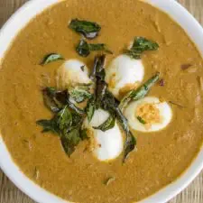Kuruma de huevo a la pimienta de estilo Kongunad de mamá - Curry de huevo del sur de la India