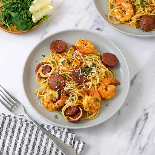 Pasta con langostinos y chorizo
