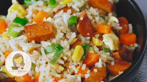 Salchichas fritas con arroz