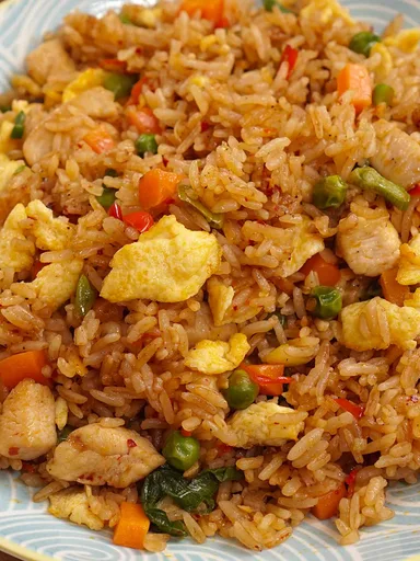 Arroz frito picante con pollo