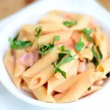 Pasta con salsa cremosa de tomate y ajo