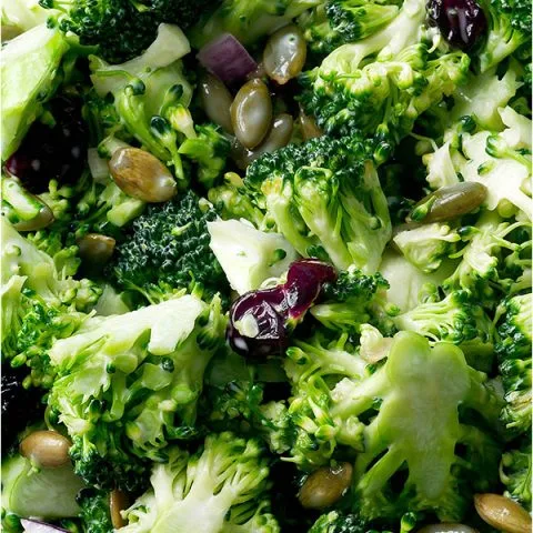 Ensalada de brócoli y arándanos