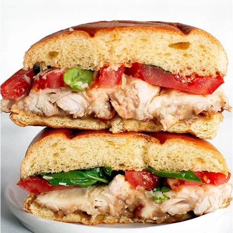 Sándwich de bruschetta con pollo asado
