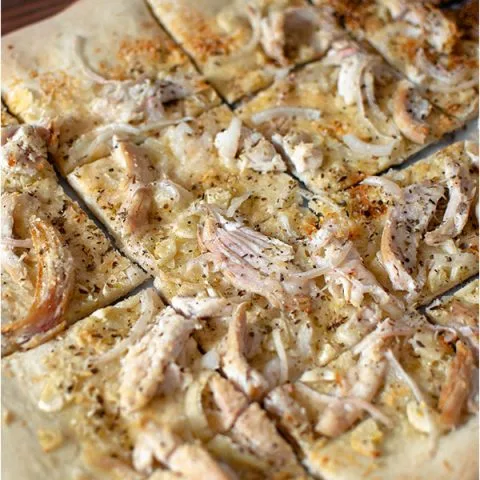 Pizza blanca con pollo