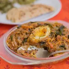 Masala de huevo o asado de huevos picante al estilo de Tamil Nadu
