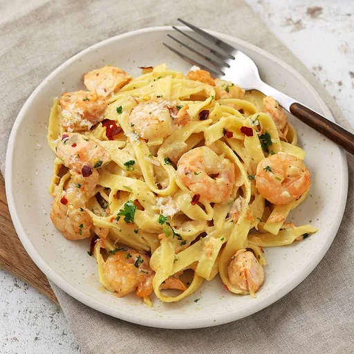 Pasta con salmón y langostinos