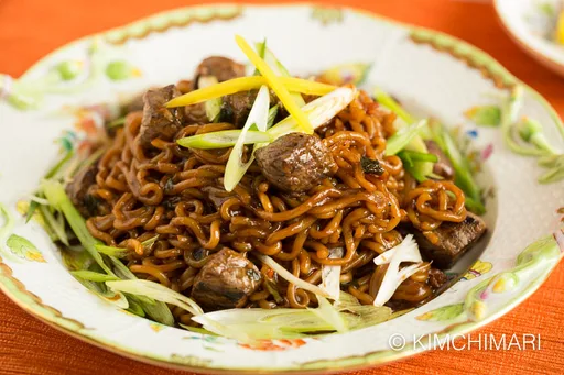 Fideos Ram-Don (Jjapaguri) con bistec de la película Parásitos