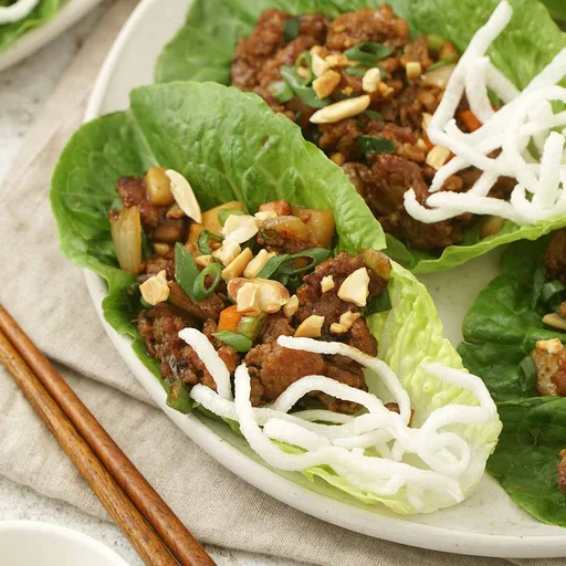 Ensalada en hojas de lechuga