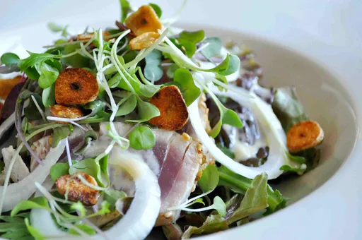 Ensalada de tataki de atún