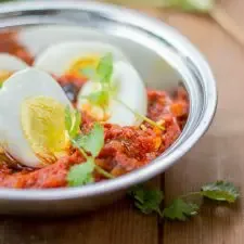 Asado de huevos picante estilo Kerala Naadan