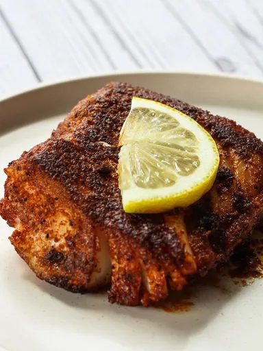 Bacalao empanado al estilo blackened