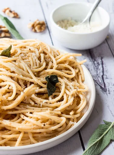 Pasta con mantequilla tostada y salvia