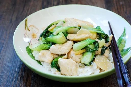 Salteño de pollo con bok choy tierno