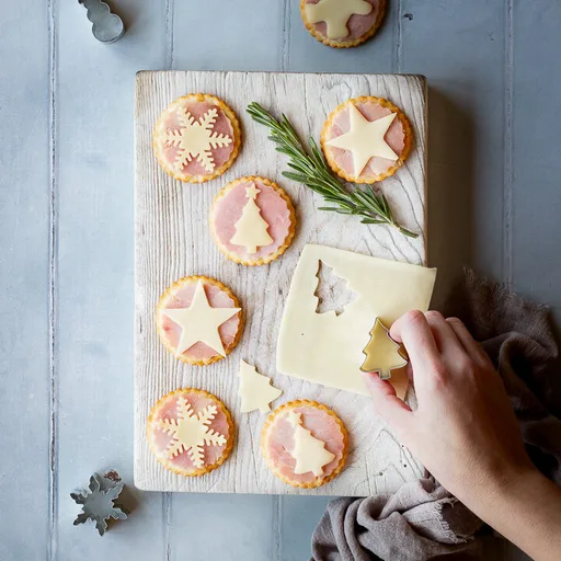 Aperitivos de Galletas Saladas con Jamón y Queso