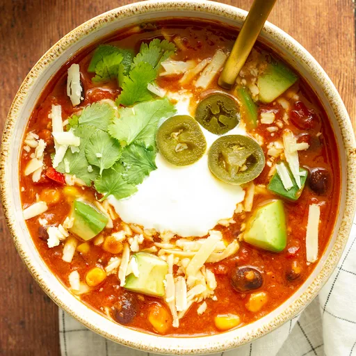Sopa mexicana fácil de alubias picantes con maíz