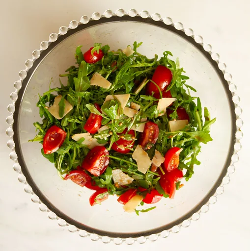 Ensalada de rúcula, parmesano y tomate