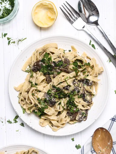 Pasta con calabacín y champiñones