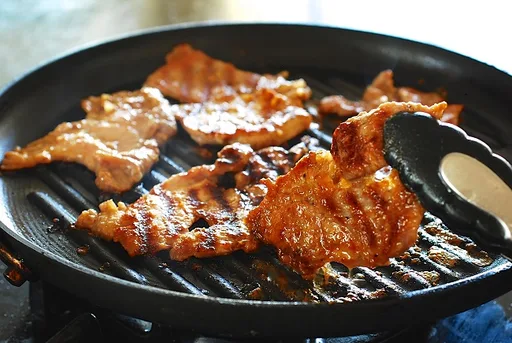 Maekjeok (cerdo marinado con doenjang)