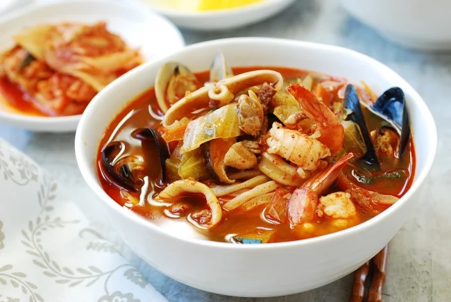 Jjamppong (spicy seafood noodle soup)