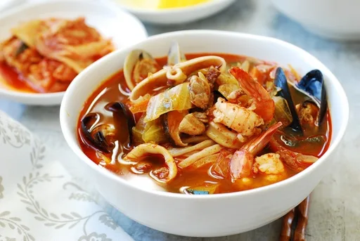 Jjamppong (spicy seafood noodle soup)