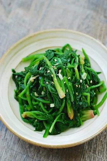 Sigeumchi Namul (guarnición coreana de espinacas)