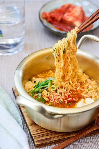Kimchi sundubu-jjigae