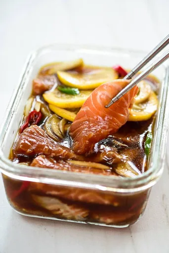 Yeoneojang (salmón crudo marinado en soja)