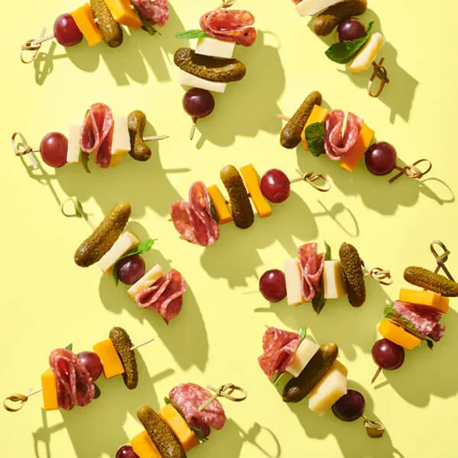 Brochetas de queso cheddar curado