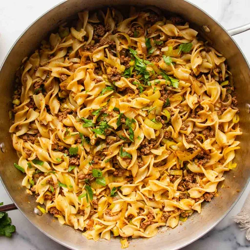Ternera picada con fideos al estilo Hackfleischpfanne