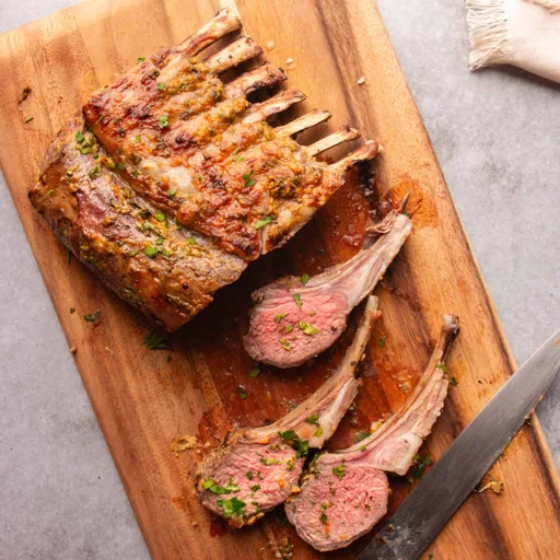 Costillar de cordero en costra de hierbas