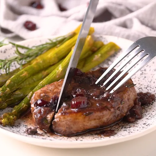 Chuletas de cerdo a la sartén con vino de Oporto y salsa de arándanos