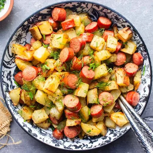 Perritos calientes y patatas al horno en bandeja