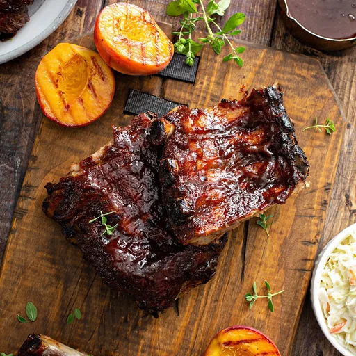 Costillas al horno con salsa barbacoa de melocotón y bourbon