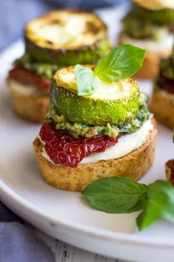 Bruschetta con pesto y tomates secos
