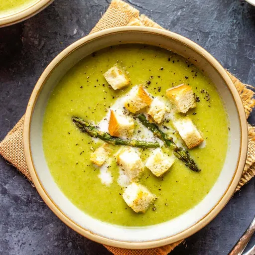 Sopa cremosa vegana de espárragos asados