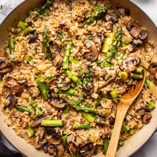 Risotto vegano primaveral con setas y espárragos
