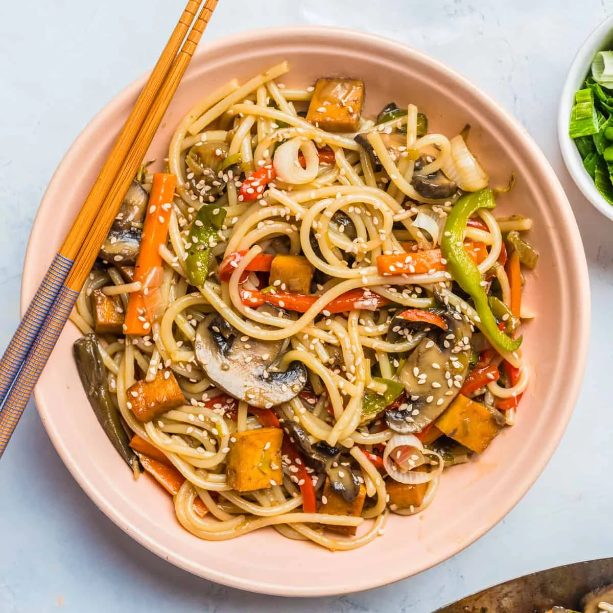 Fideos salteados veganos (¡listos en menos de 30 minutos!)