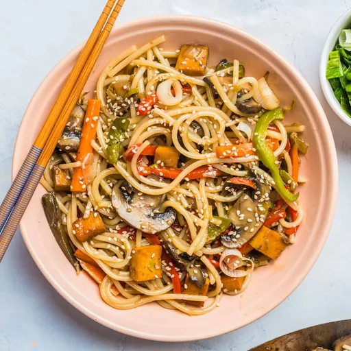 Fideos salteados veganos (¡listos en menos de 30 minutos!)