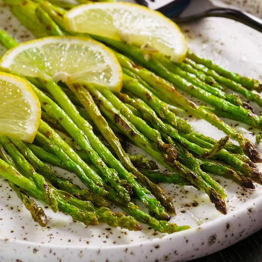 Espárragos a la Parrilla con Mantequilla de Ajo y Limón