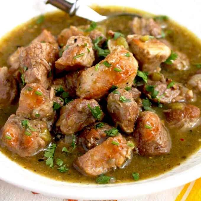 Cerdo en chile verde a fuego lento