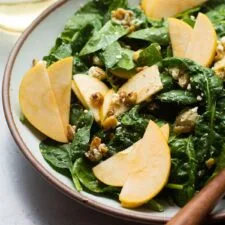 Ensalada Fácil de Espinacas y Manzana con Aderezo de Arce y Mostaza